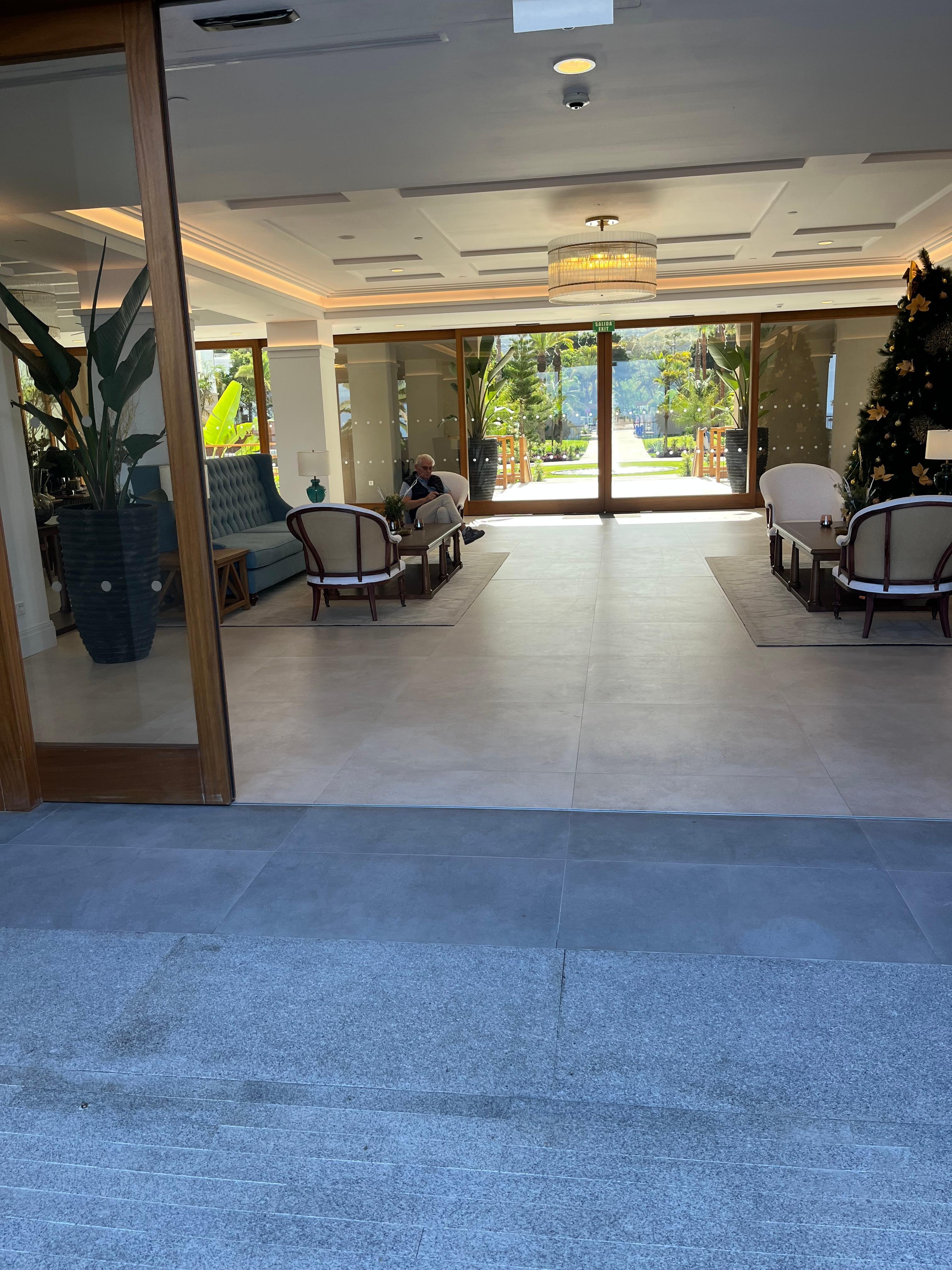 Vy från terrassen ut mot entrén.