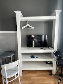 Le meuble télévision est aussi la seule penderie et étagÚre de l'appartement