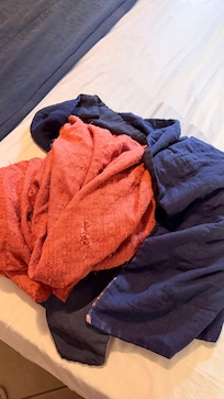 Você sair do conforto da sua casa pagar mais 700,00 em duas diárias para dormir com Lençol velho, rasgado e manchado.