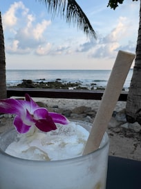 Cocktail am Pool. 🍹