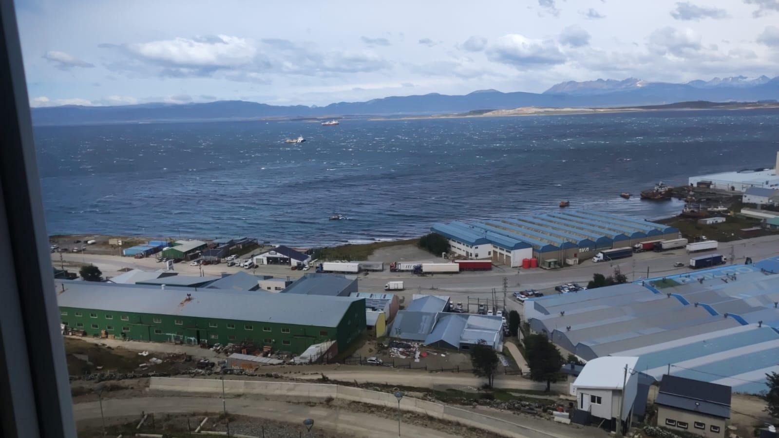 Vista incrível da sala para o canal Beagle.