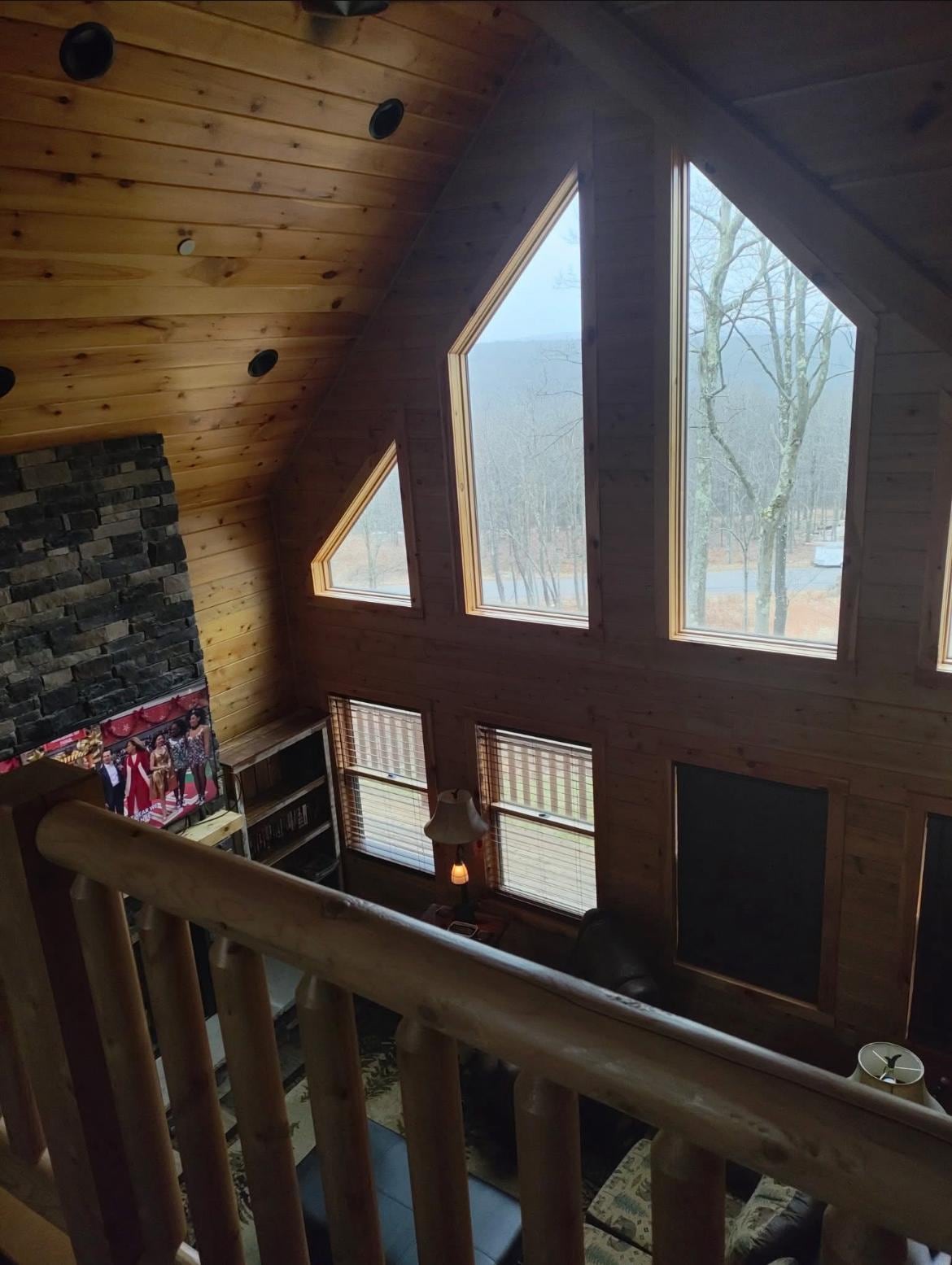 Loved the view from second floor. We are watching the Thanksgiving parade in rooms below 😊