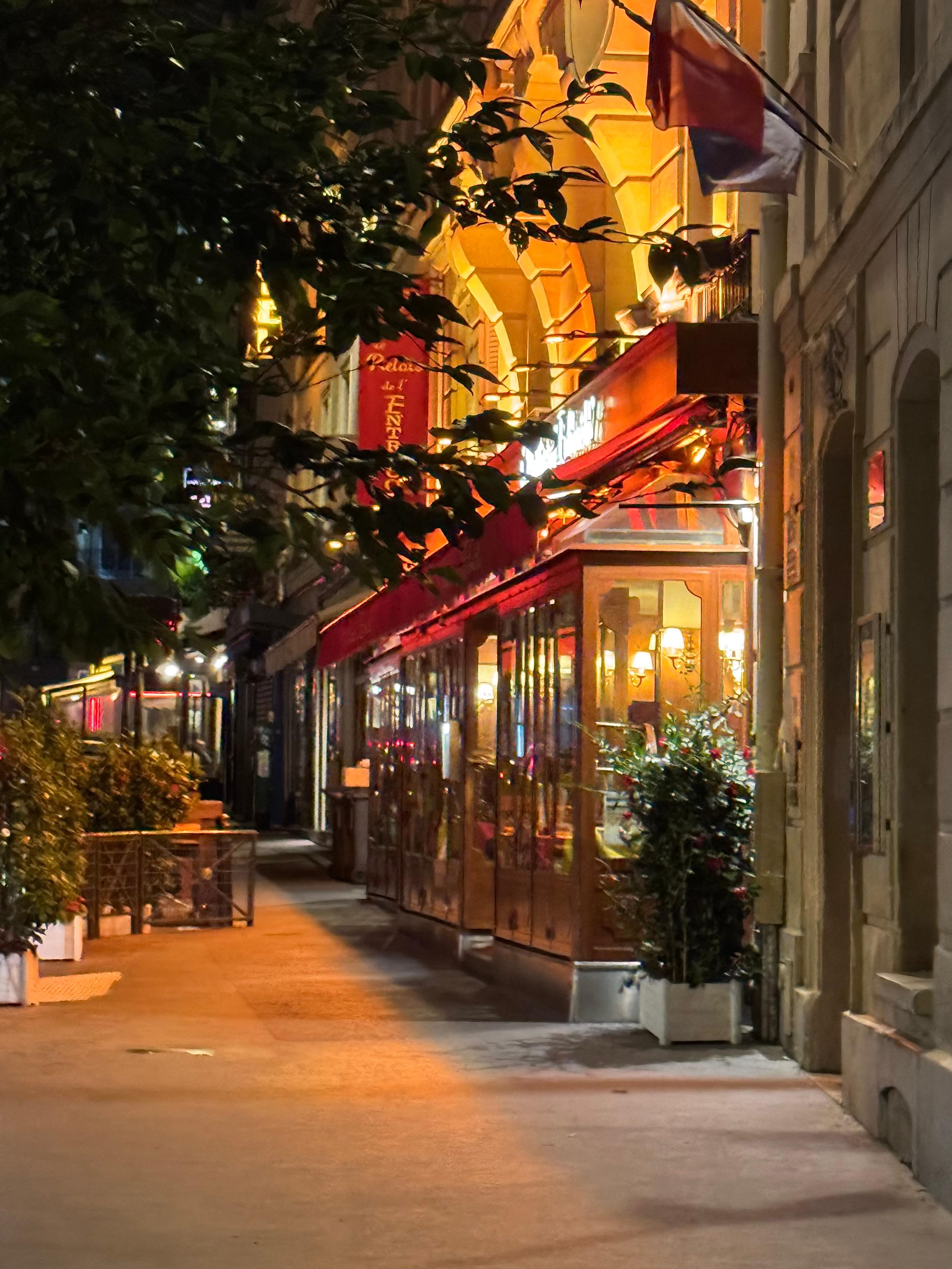 Restauranten Le relais de entrecote ligger rett ved hotellet. Gjerne lang kø, men verdt og vente på!