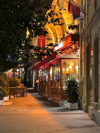 Restauranten Le relais de entrecote ligger rett ved hotellet. Gjerne lang kø, men verdt og vente på!