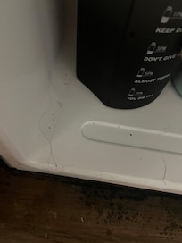 El refrigerator estaba sucio lleno de cabello