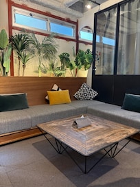 リビングルーム(TVなし、大画面モニターあり)