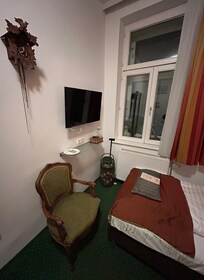 Bedroom - wall next to entrance