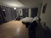 Unser riesen Zimmer vom Eingang aus, rechts Tisch mit Wasserkocher und allem
