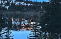 Vue de lâhotel a notre arrivĂ©e de nuit