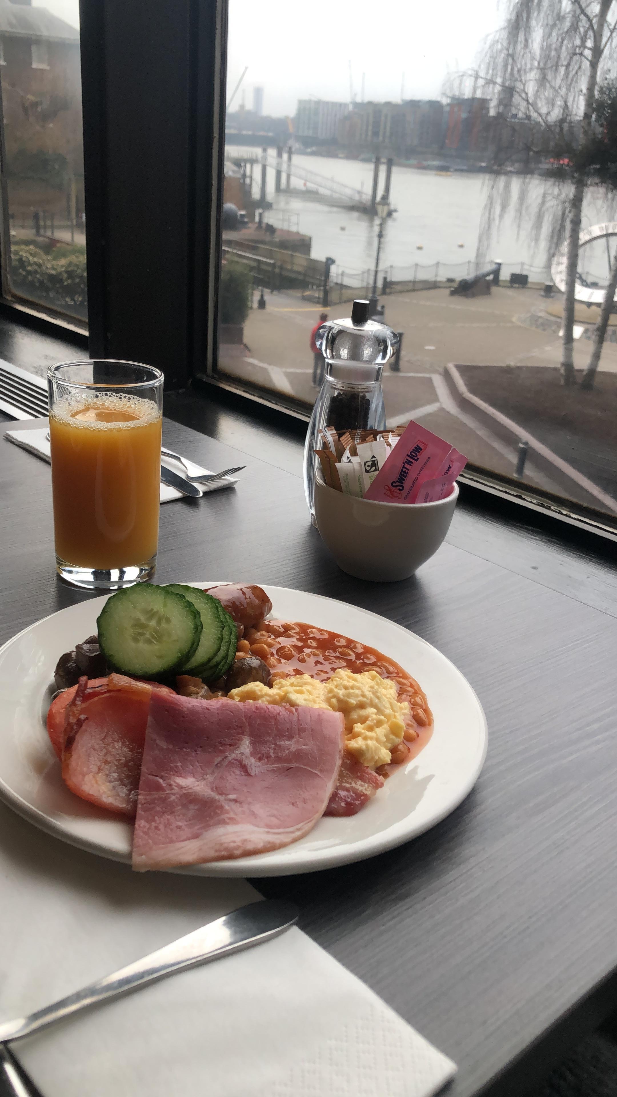 Un bon petit déjeuner pour commencer la journée. 