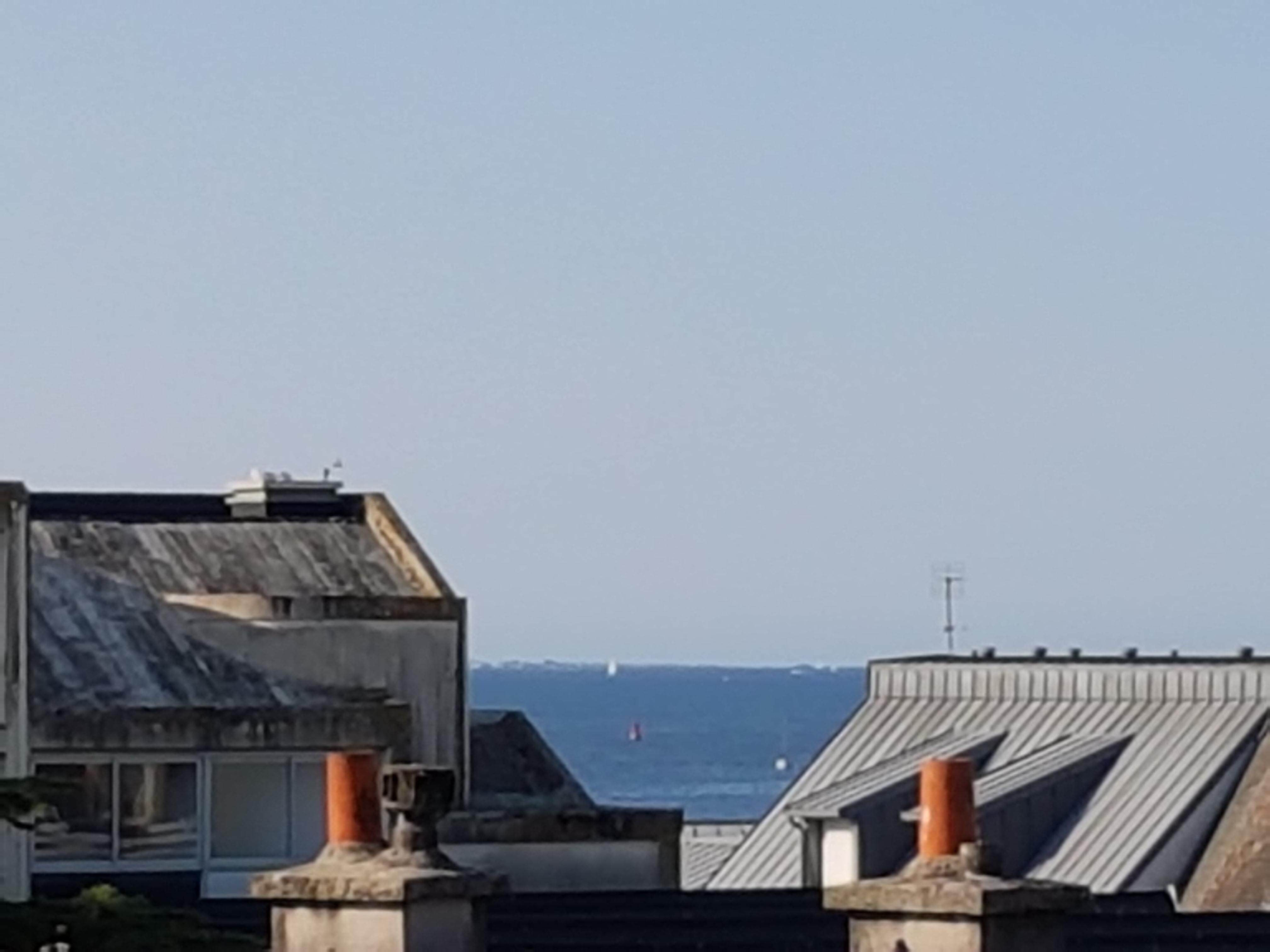 Vue de la chambre. (Les îles des Glénans à l'horizon)