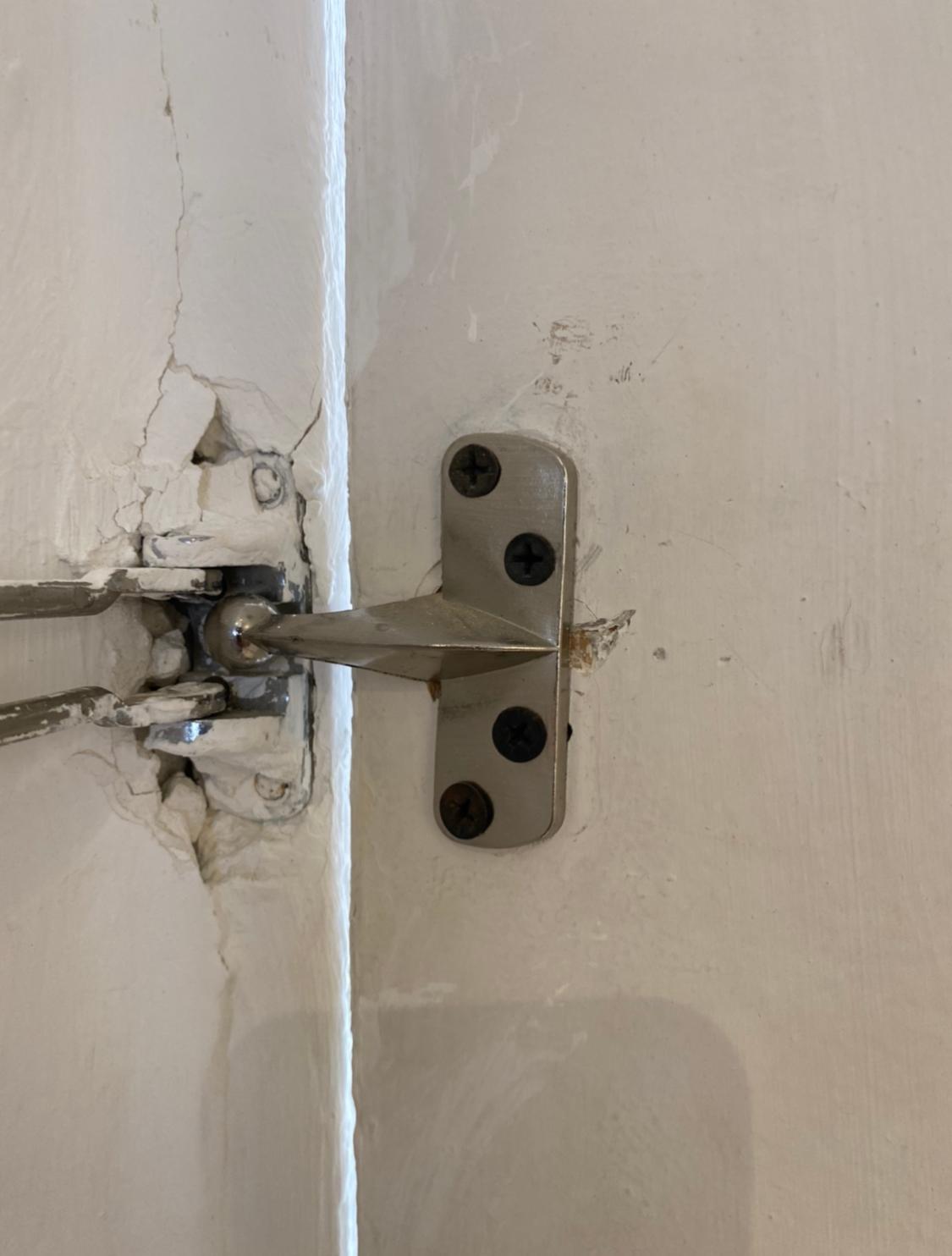 An exemple of the cracks on the door frame