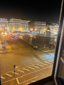 Vue de la chambre sur une belle place