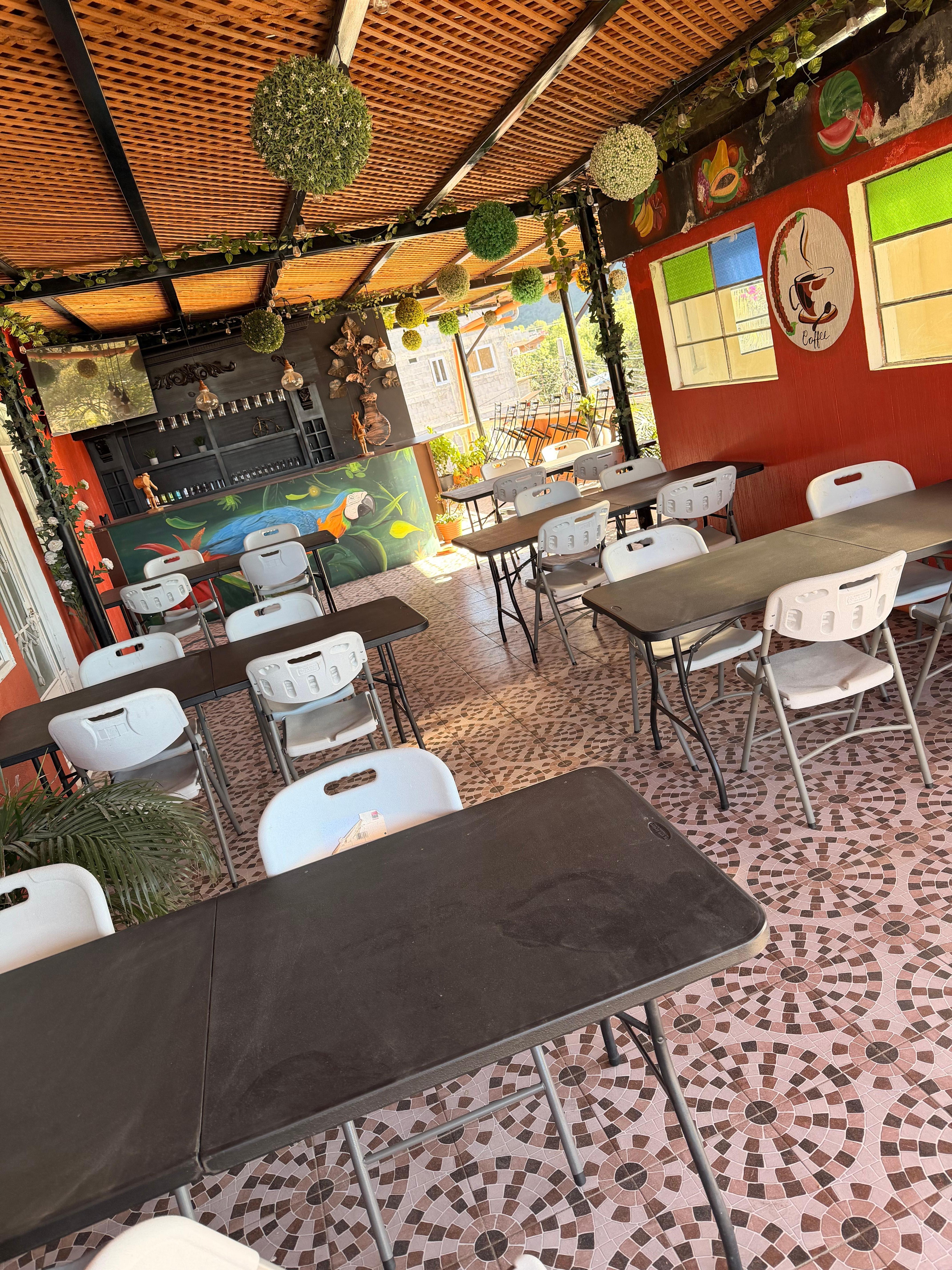 Estávamos no horário que deveria ter café da manhã aqui, e não tinha NADA! 