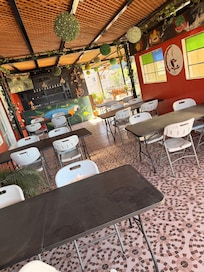 Estávamos no horário que deveria ter café da manhã aqui, e não tinha NADA!