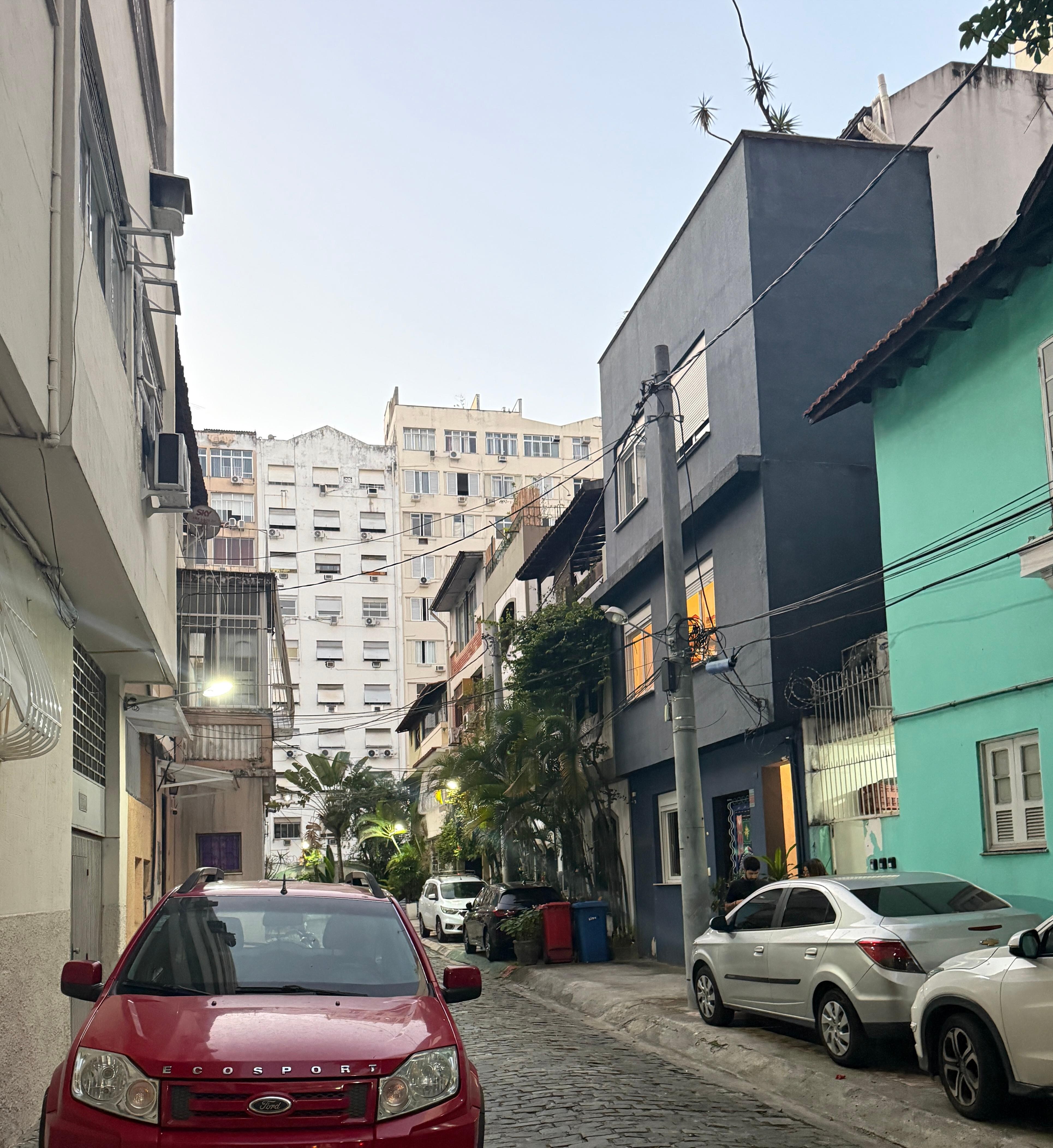 Vila charmosa, na divisa de Copacabana com Ipanema