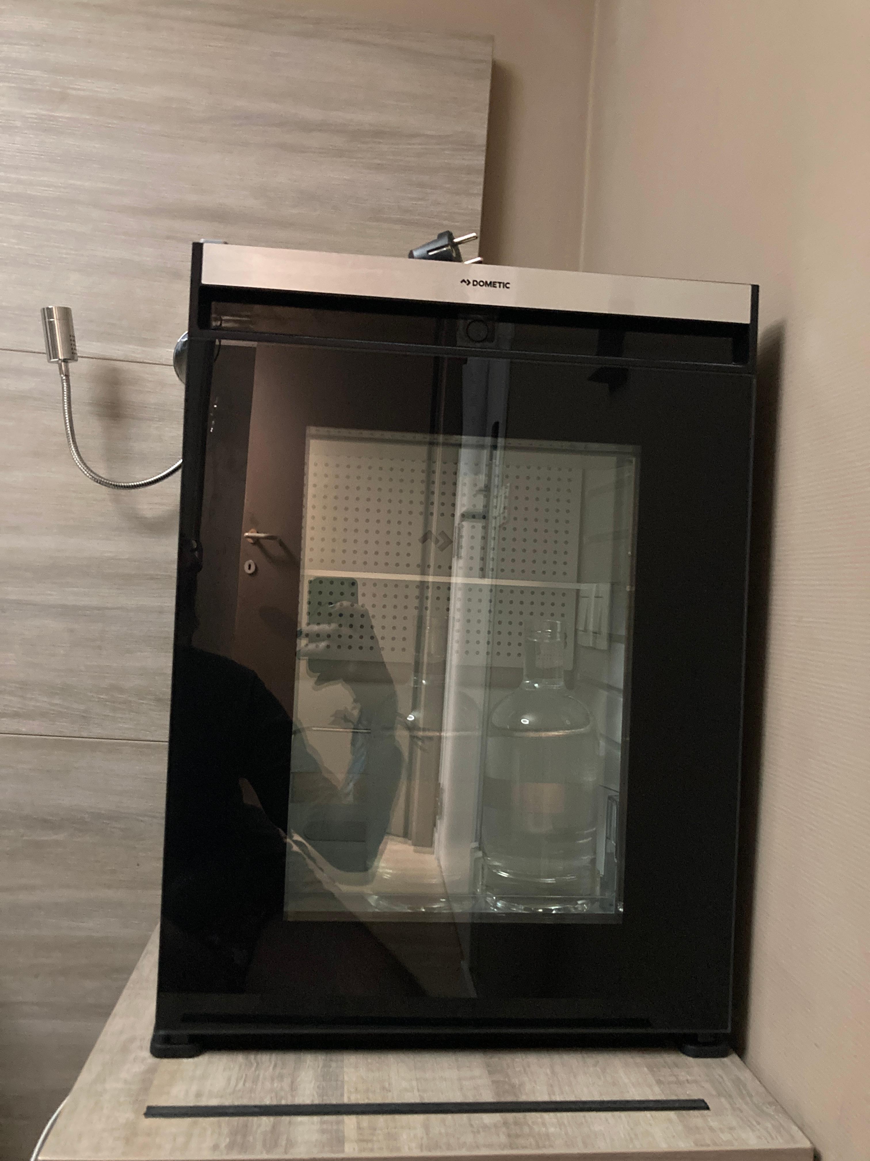 Le frigo branché avec deux carafes d’eau fraîche (décembre 2025).