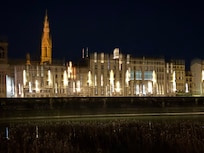 対岸からのホテル