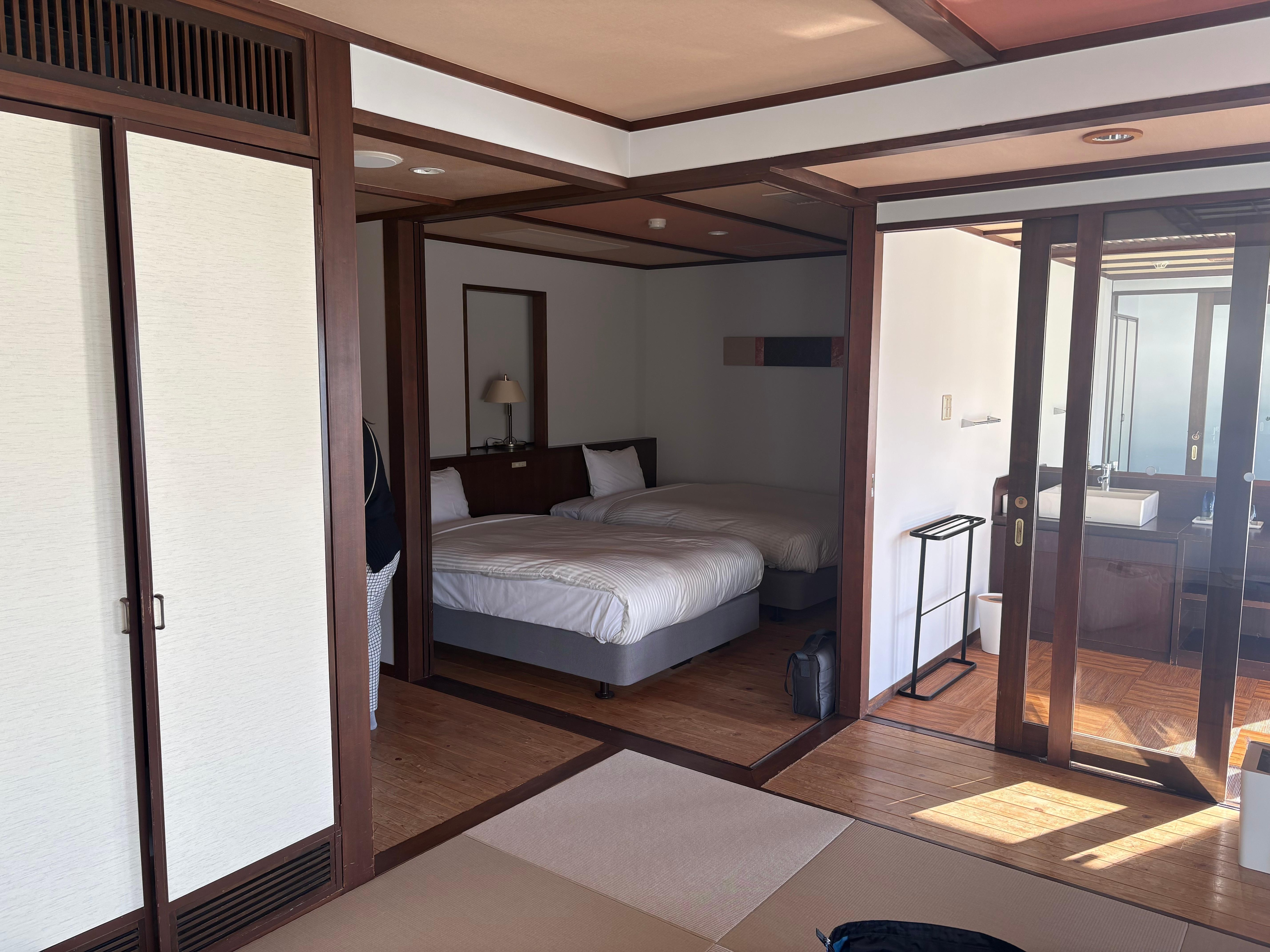 和洋室
洋室セミダブルベッド2台