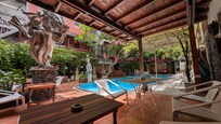 Pool mit überdachter Sitzmöglichkeit
