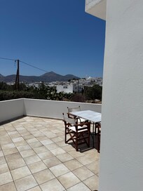 Sunshiny dining area.
