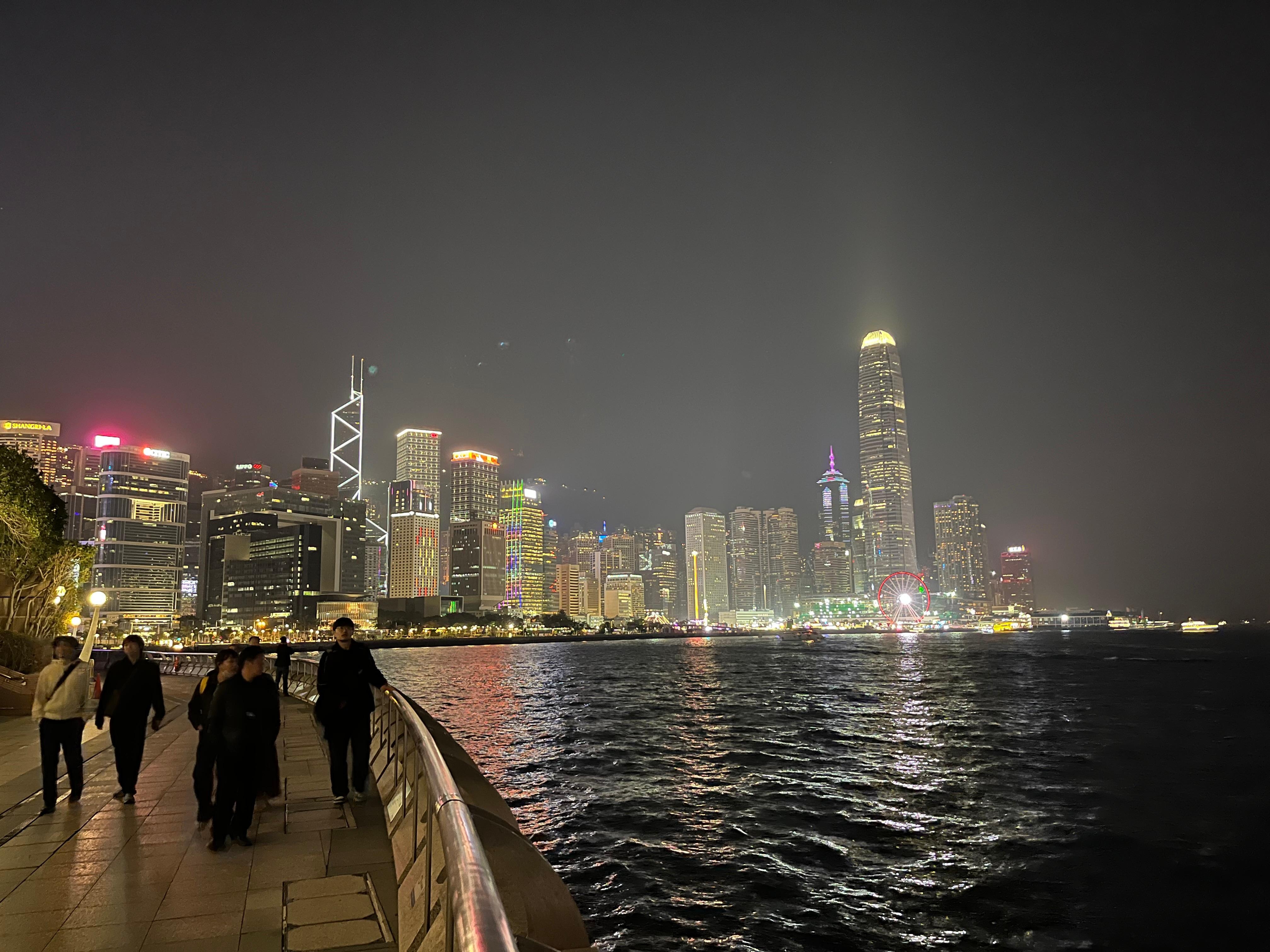 毎日！午後8時から始まる光と音楽とビル群の共演。