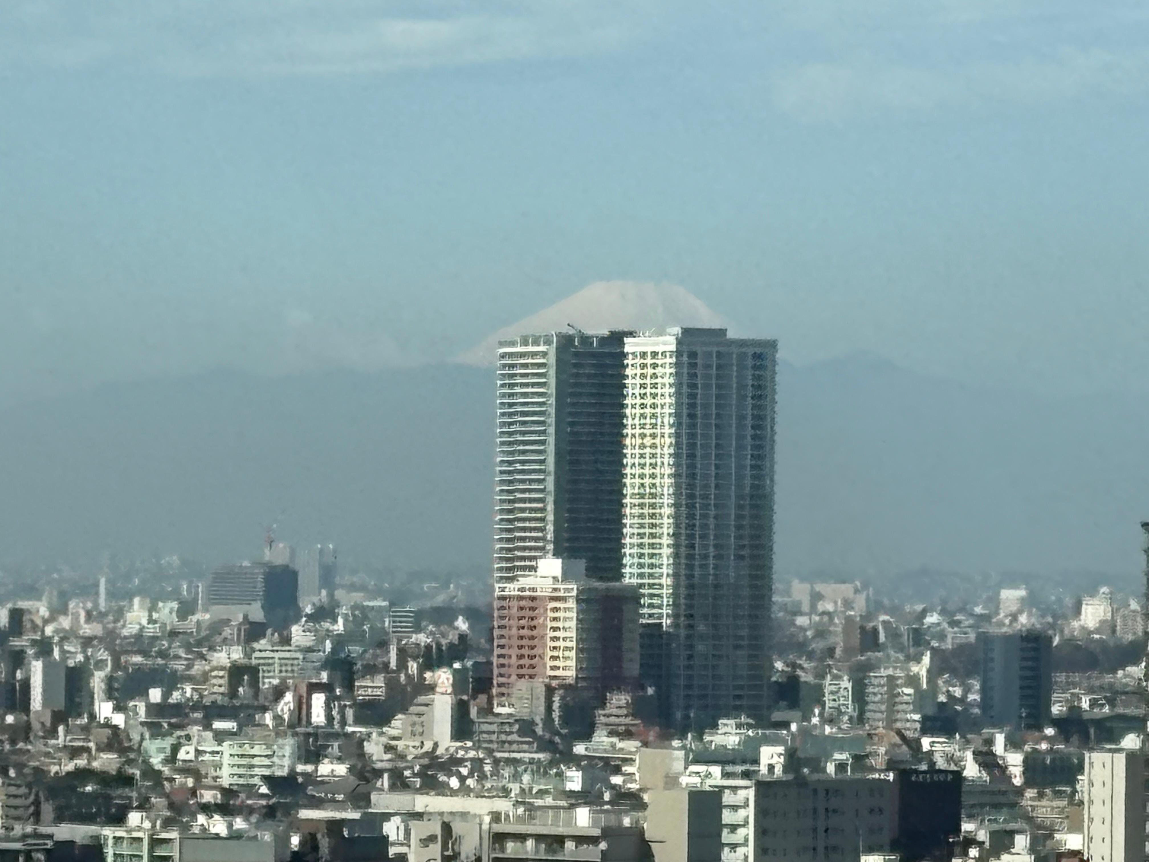 部屋の窓から富士山が見える