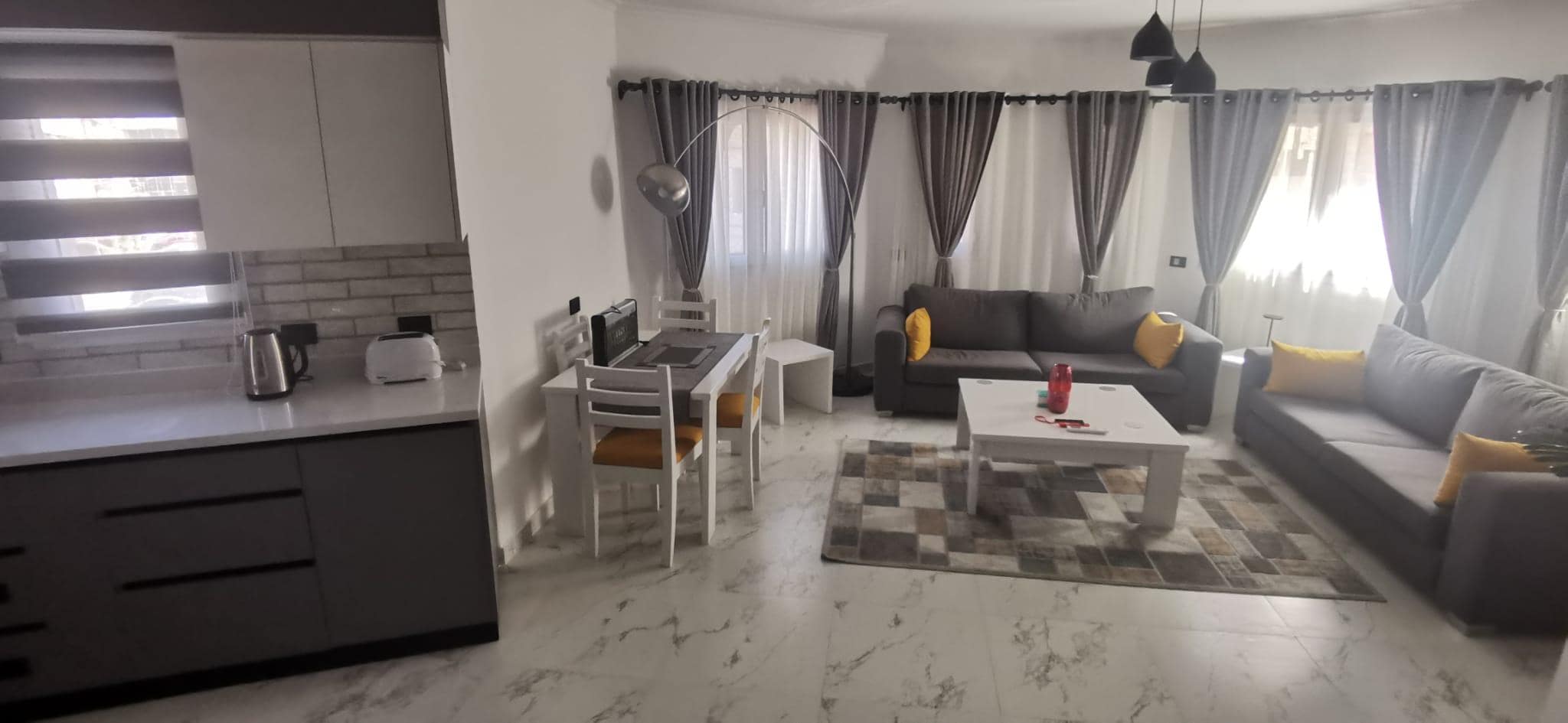 Wohnraum (klimatisiert) mit Esstisch, Couch, TV (mit Internetschluss), etc