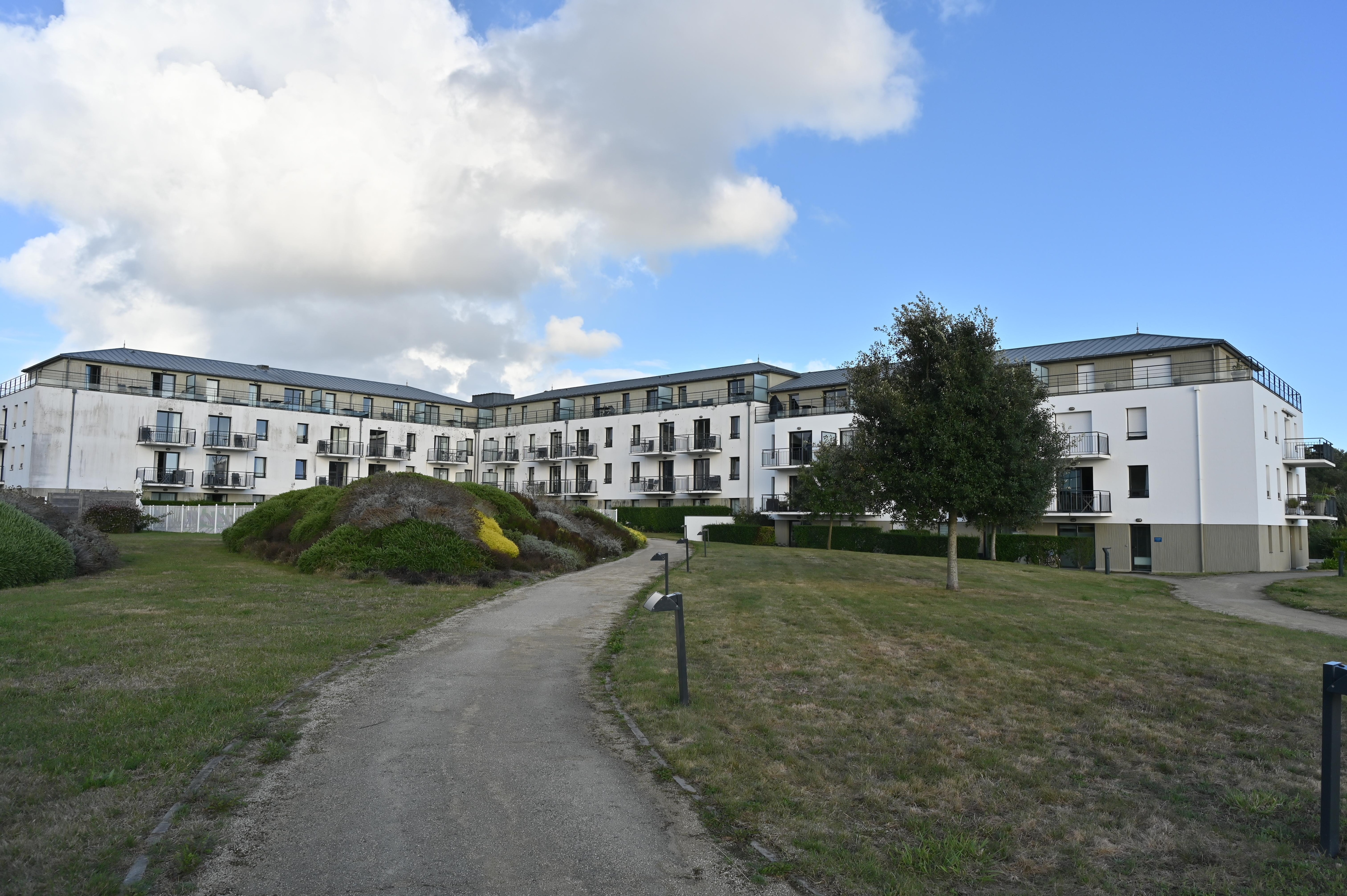 Il complesso dove si trova l'appartamento al pianterreno con una terrazza privata.