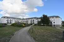 Il complesso dove si trova l'appartamento al pianterreno con una terrazza privata.