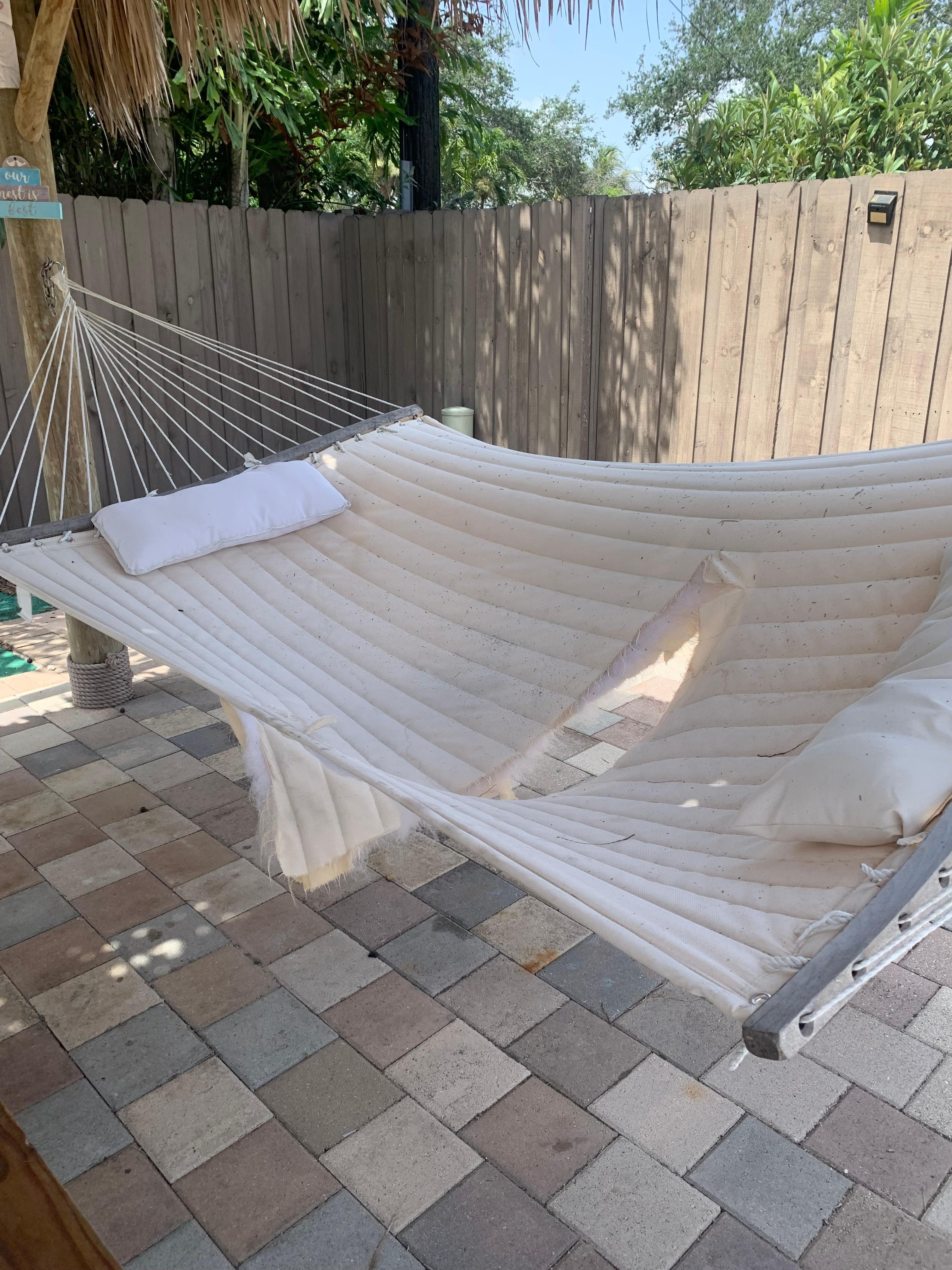 Hammock with ripped netting 