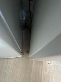 Kaffeefleck vom Vormieter. Innerhalb von einer Woche wurde dieser nicht beseitigt.