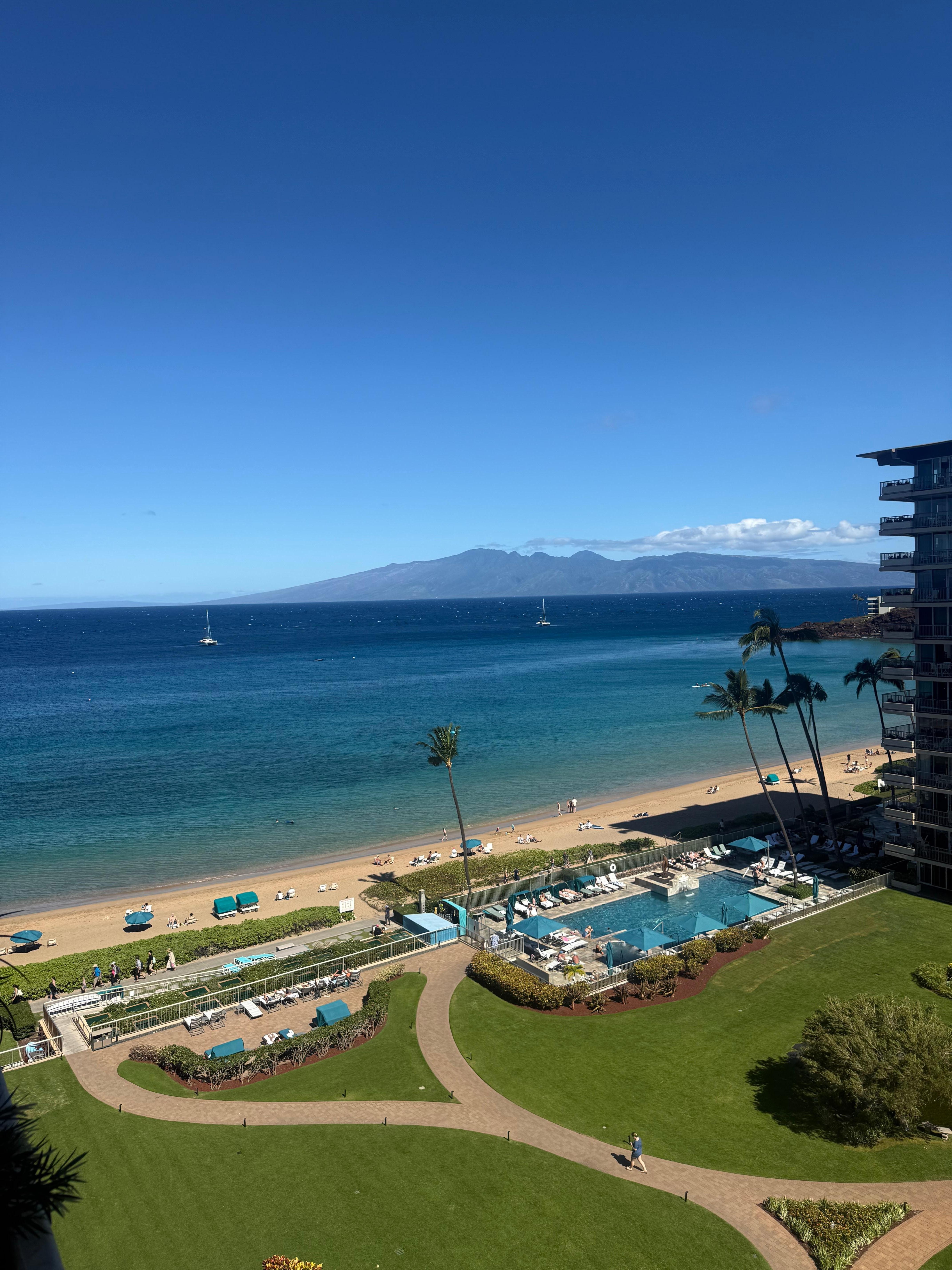 Amazing view and pool so close to the ocean