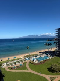 Amazing view and pool so close to the ocean