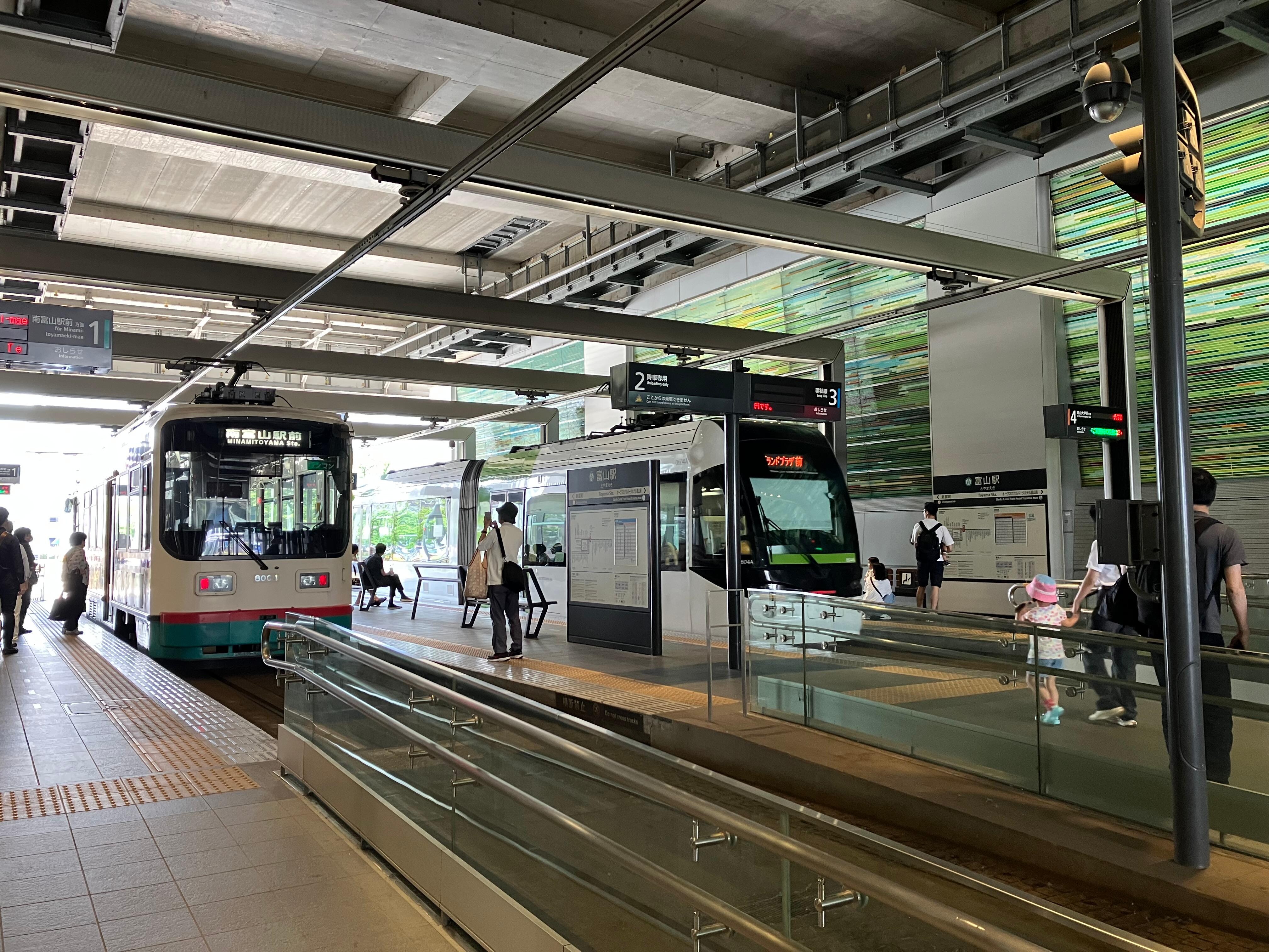 新旧車両の路面電車