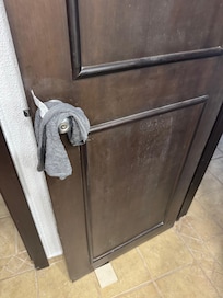 No place to hang facecloths or hand towels
