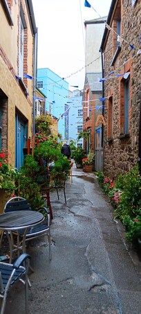Pretty lane in Tenby where Harbour brewery resides