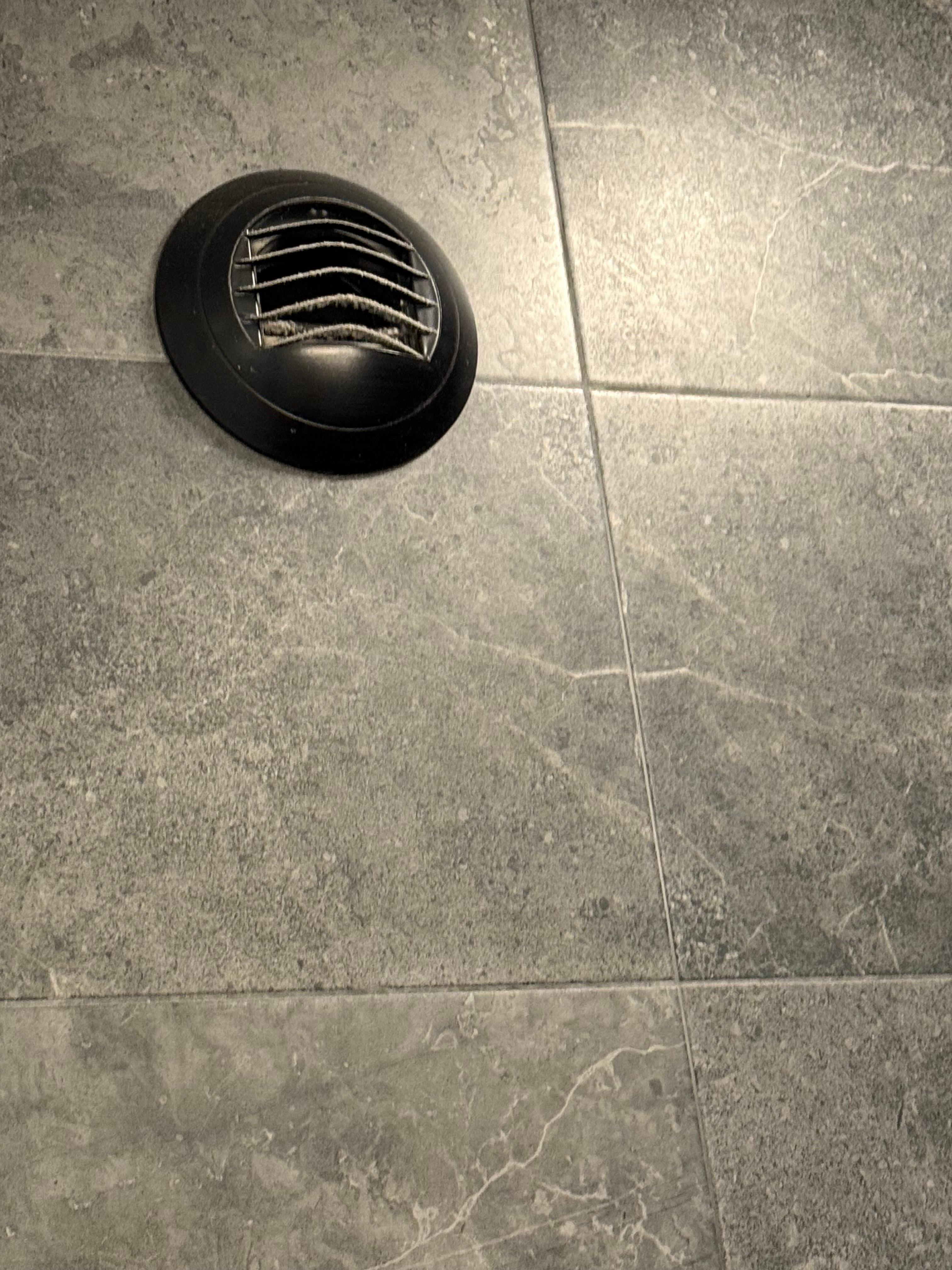 Sempre nel bagno che deve essere la zona più pulita presa di aspirazione con 2/3 cm di polvere 
