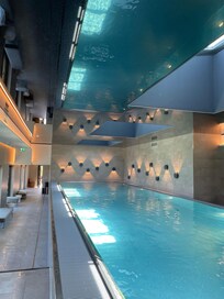 Piscine au dernier étage avec vue sur la gare