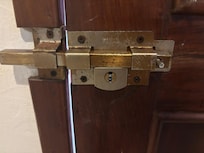 La cerradura está oxidada y era difícil abrirla