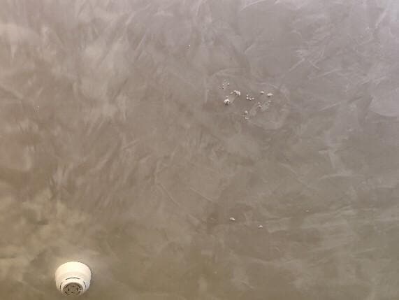 Peinture des plafonds cloquée