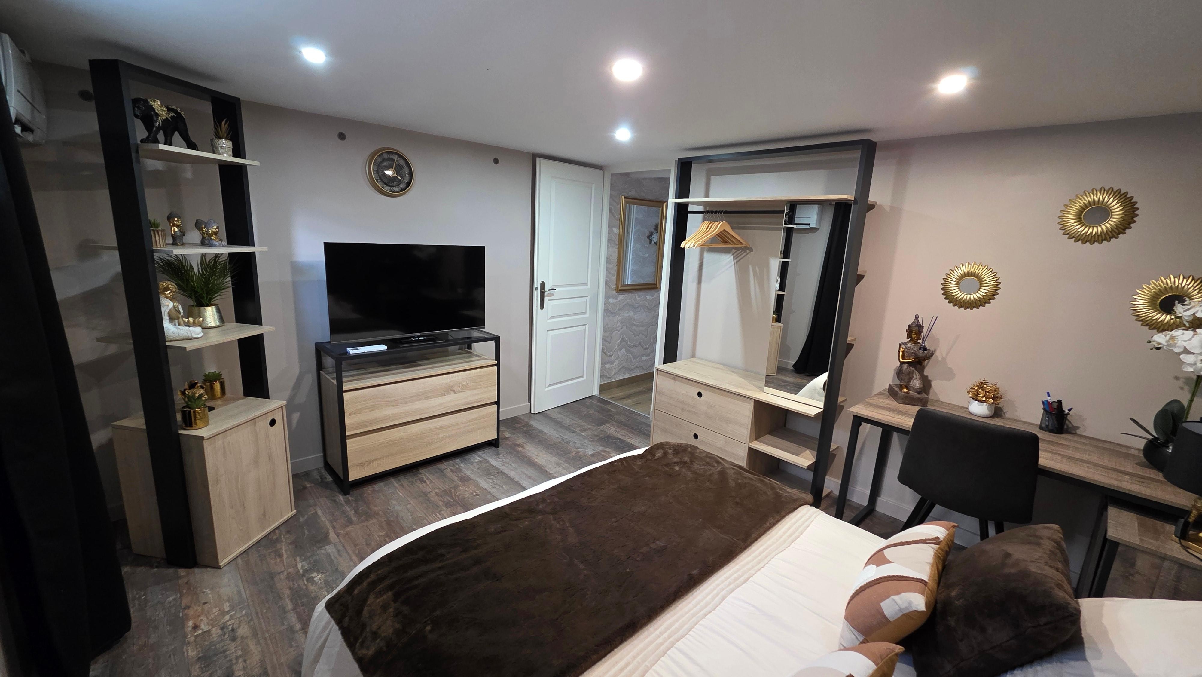 Chambre parentale avec tv.