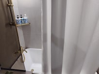 バスタブ付きでトイレと距離もあり、シャワーカーテンも清潔感アリ