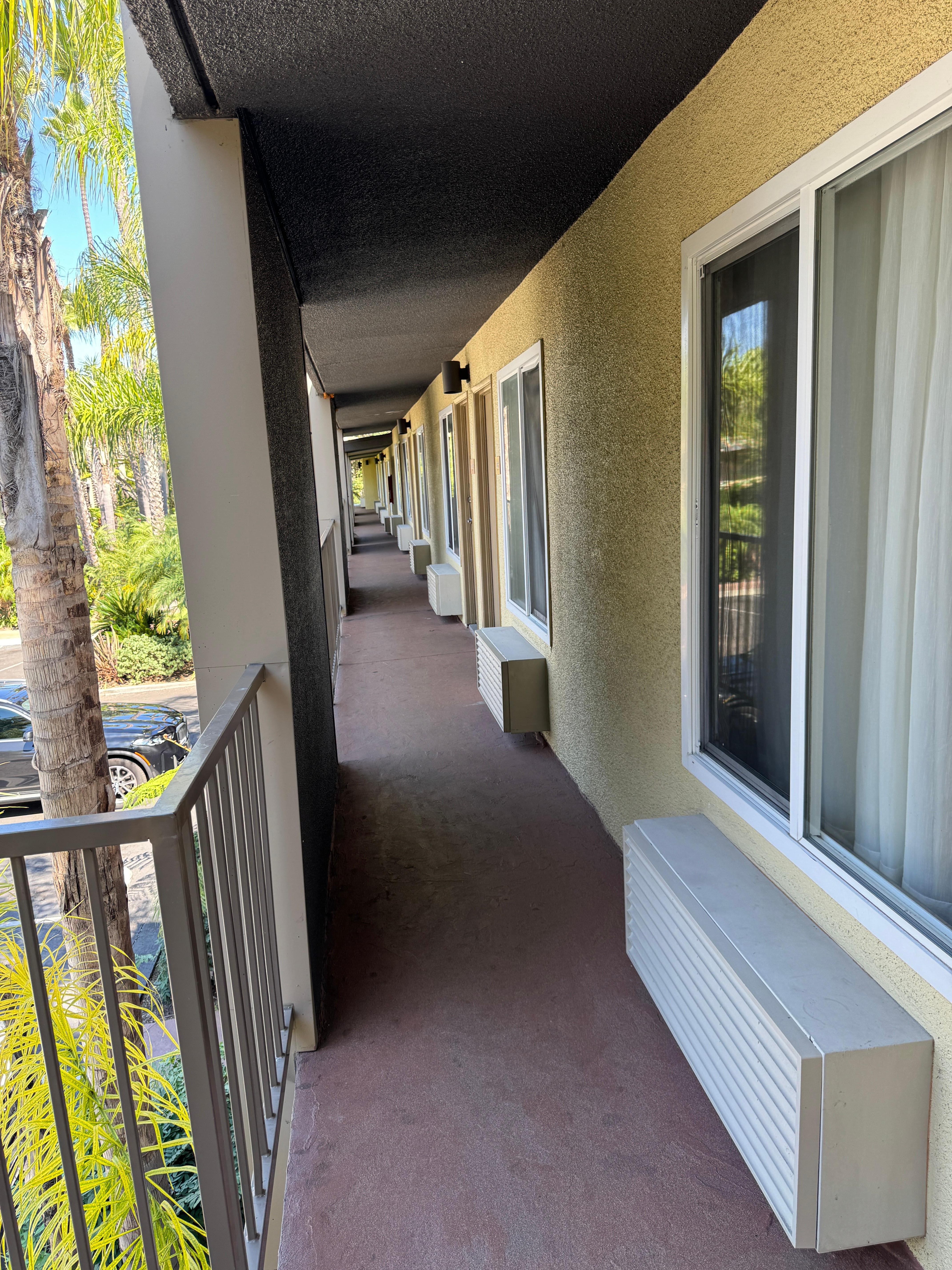 Klimaanlagen und gang vor dem Zimmer 