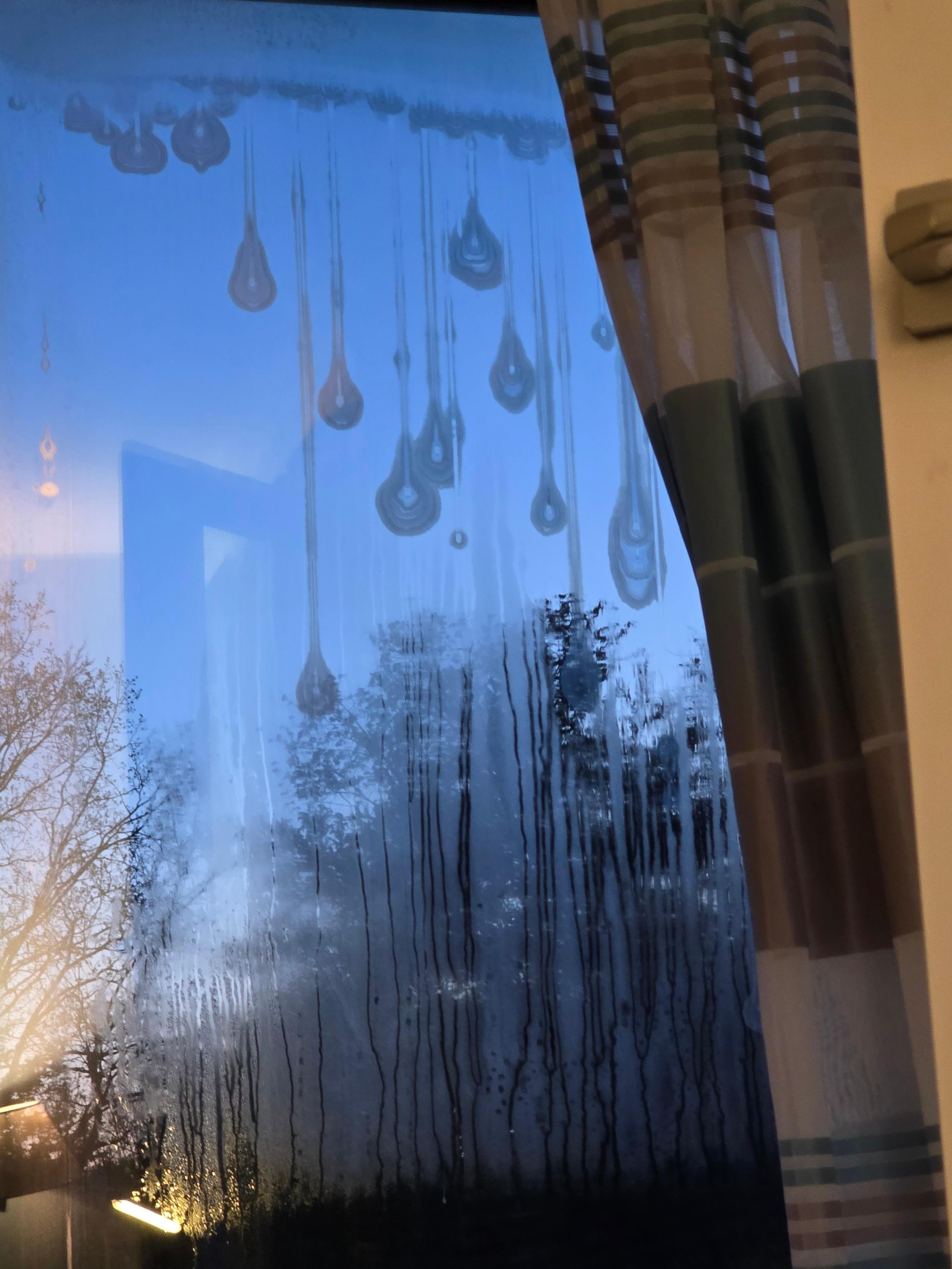 Das ist keine Deko, sondern ein kaputtes Fenster 
