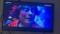 房間里的電影台正在放“鐵獅玉玲瓏”