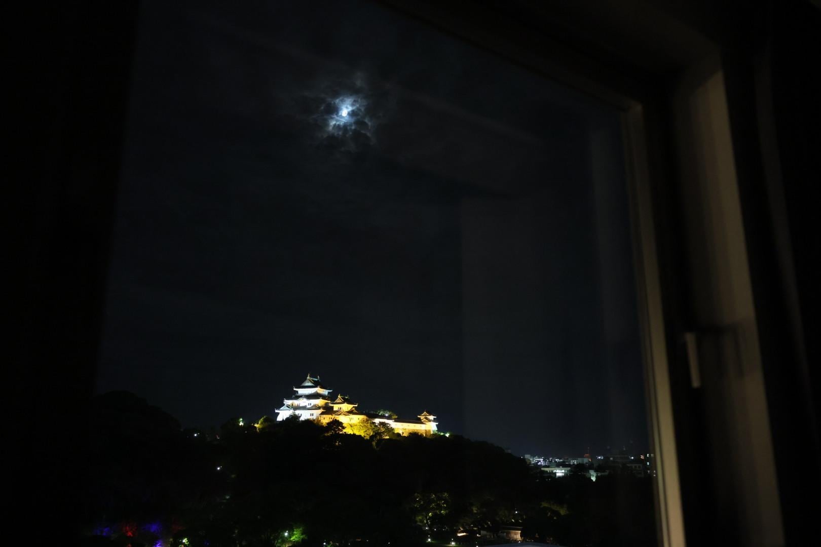 和歌山城＆朧月（客室内の窓左側に置かれたソファーから）