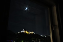 和歌山城&朧月(客室内の窓左側に置かれたソファーから)