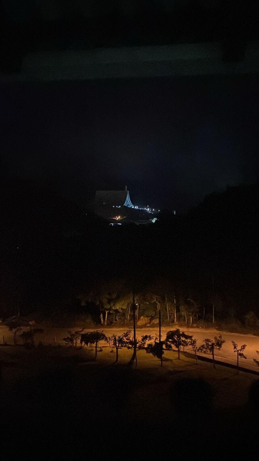 Vista da varanda do hotel a noite.
Ambas maravilhosas!