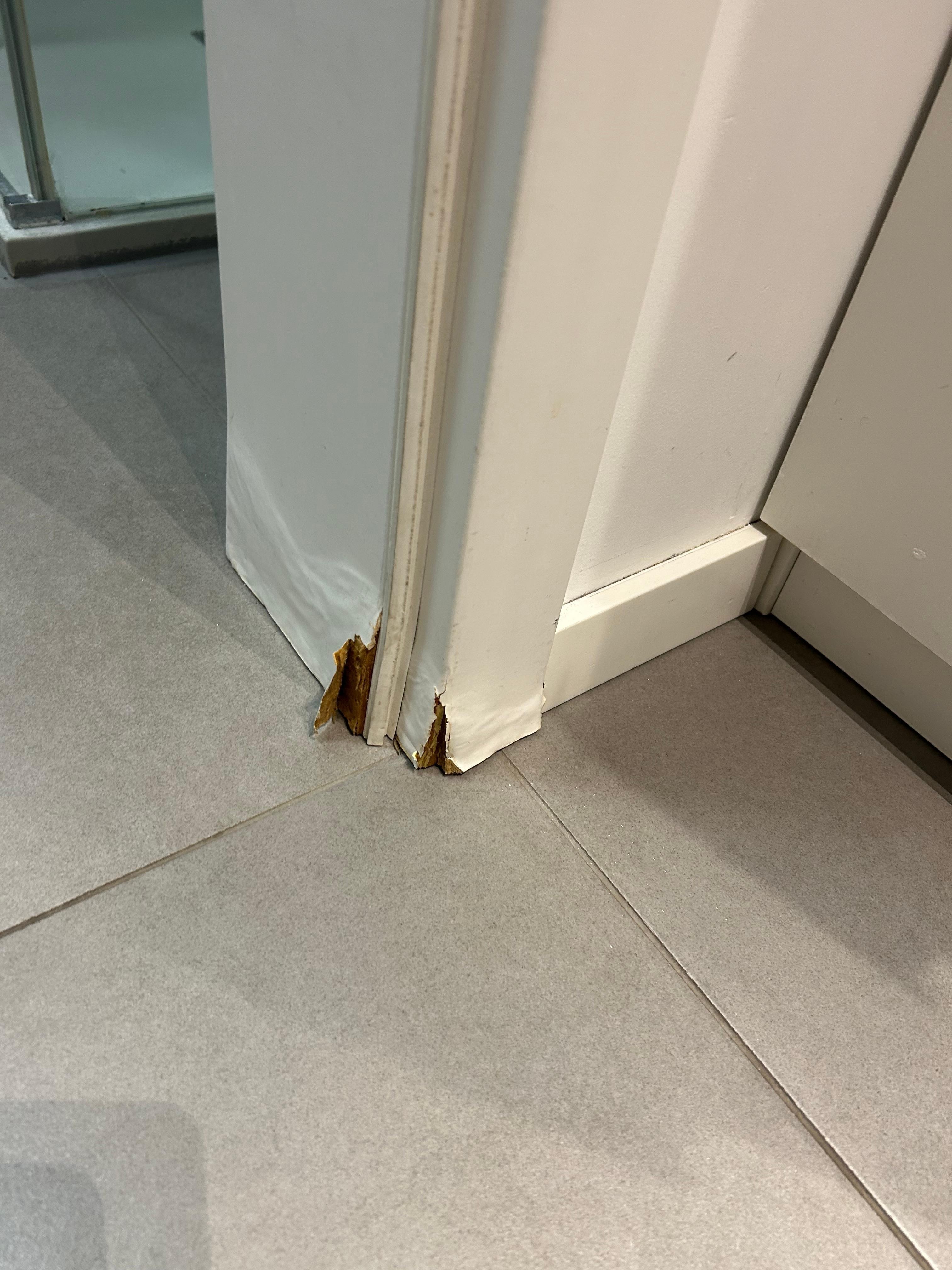 Aufgegequollene Türrahmen